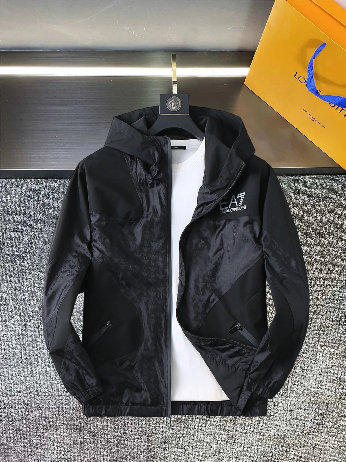 Armani official website Same Style, complete with three labels, on sale in advance. 2026 Autumn and Winter New Arrival men's jacket, Original with complete three labels, Premium version. Custom-made fabrics at the counter. Breathable, high comfort, impeccable details, brand element design concept, reflecting high quality. It feels delicate and soft, presents a casual cut, and has a great upper body shape. Sizes: M～3XL,